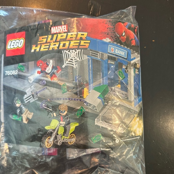LEGO Marvel (76082) ATM Heist Battle - Picture 1 of 3